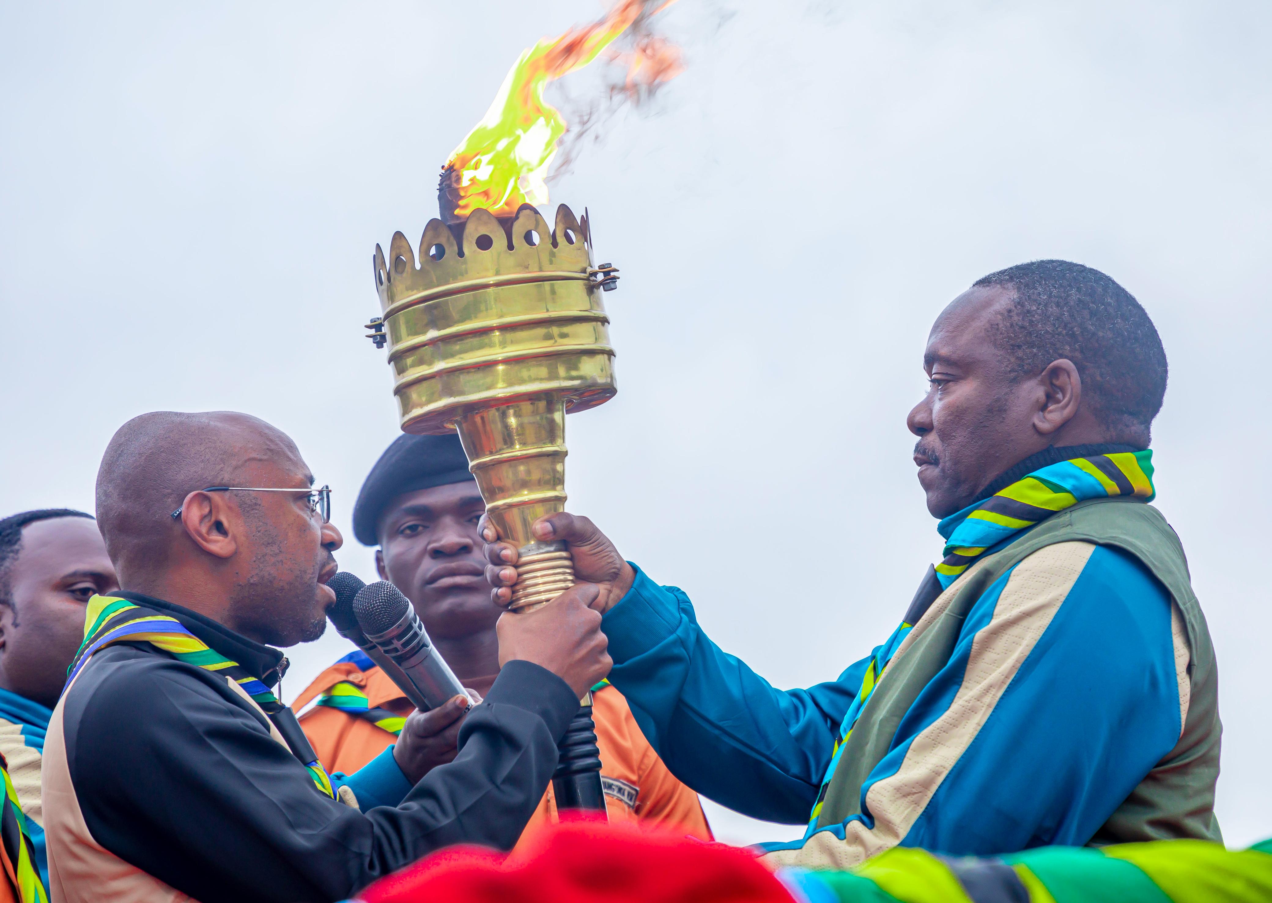 DC MWINYI APOKEA MWENGE WA UHURU ARUMERU 🇹🇿