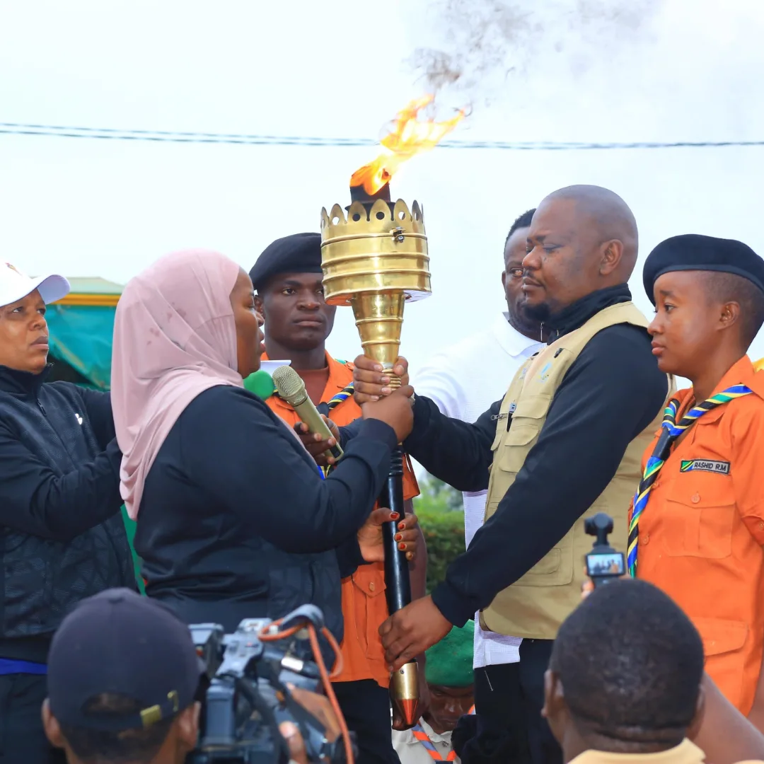 DED MERU DC MWL.ZAINABU MWAKINYA APOKEA MWENGE WA UHURU 2026