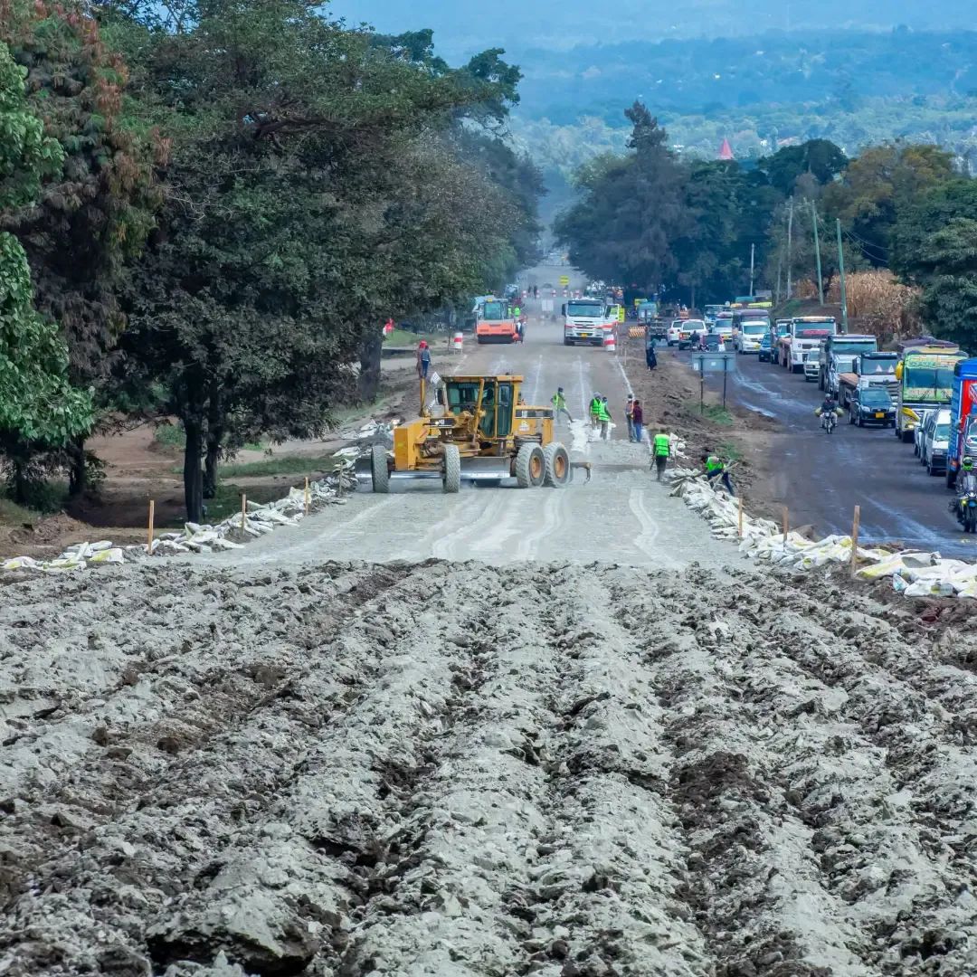 WAZIRI CHONGOLO AAGIZA KUOGEZA KASI UKARABATI WA BARABARA YA ARUSHA - KIA ILI IKAMILIKE KWA WAKATI
